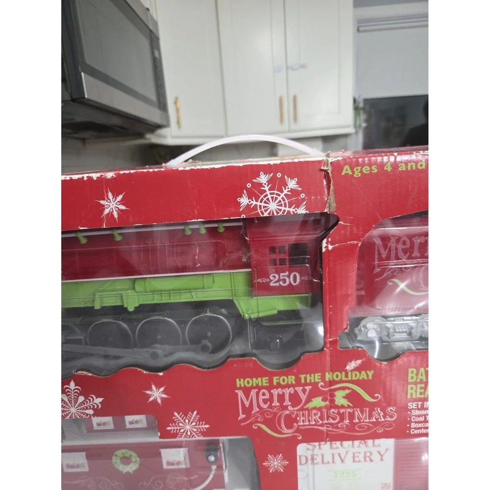 Lionel 7-11915 Home For The Holiday Ready-to-Play set